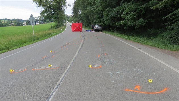 Střet s tatrovkou u odbočky na Líšnici u Žamberku řidič subaru nepřežil. (14. června 2018)