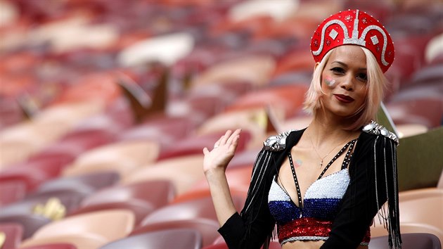 ZDRÁVSTVUJTE! Ruská fanynka před zahajovacím utkáním fotbalového světového šampionátu.