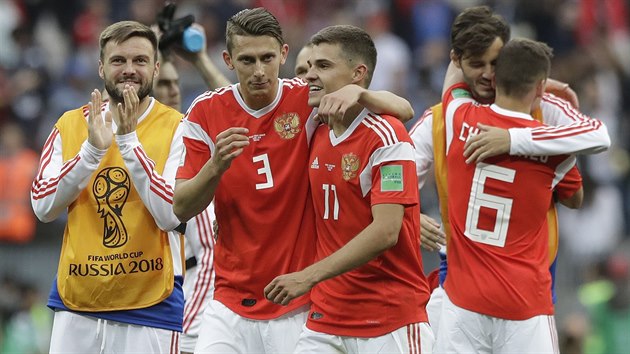 TO BYL ÚVOD. Fotbalisté Ruska oslavují vysokou výhru v zahajovacím duelu světového šampionátu proti Saúdské Arábii.
