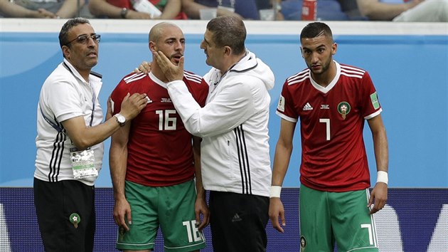 Lékaři marockého týmu ošetřují otřeseného Nordína Amrabata během utkání s Íránem.