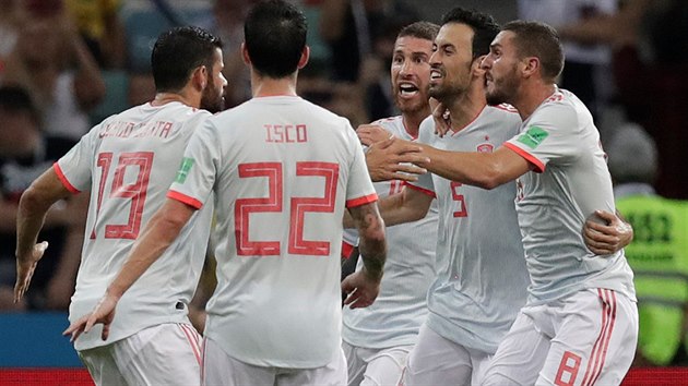 Fotbalisté Španělska se radují z gólu v utkání mistrovství světa proti Portugalsku.
