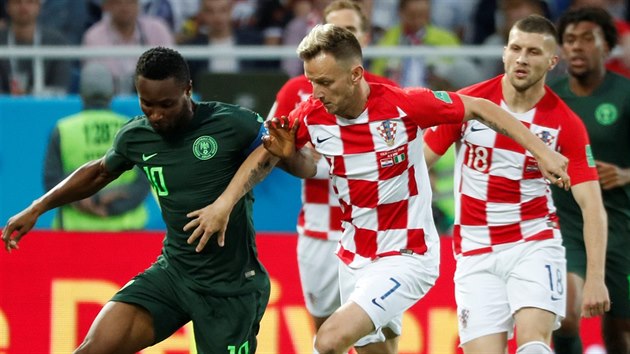 Nigerijsk kapitn John Obi Mikel v souboji s chorvatskm zlonkem Ivanem Rakitiem bhem utkn mistrovstv svta.