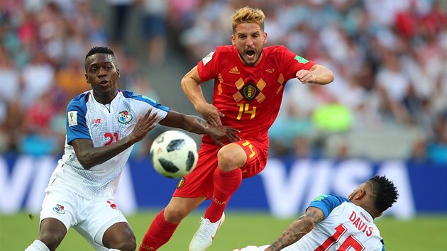 Belgick fotbalista Dries Mertens v souboji s panamskmi hri Jos Luisem Rodrguezem (vlevo) a Ericem Davisem (vpravo) pi utkn mistrovstv svta.