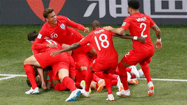 Anglit fotbalist se raduj ze vstelenho glu v utkn mistrovstv svta s Tuniskem.