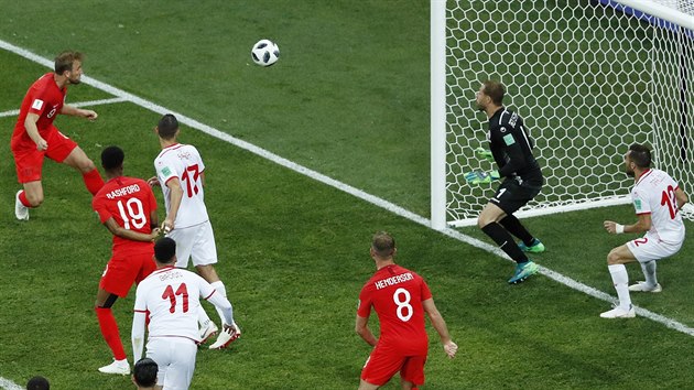 KLÍČOVÝ MOMENT. Harry Kane střílí rozhodující gól v utkání Anglie proti Tunisku na světovém šampionátu v Rusku.