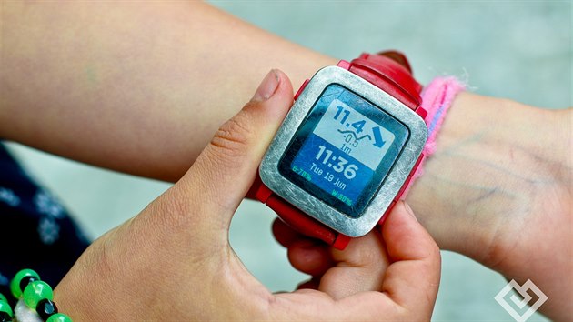 Údaje glykemického senzoru o aktuálních hodnotách krevního cukru se dají přenést přes mobilní telefon nebo chytré hodinky až k rodičům (19. 6. 2018)