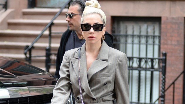 Prudce elegantní overal v pánské stylu podle Lady Gaga.
