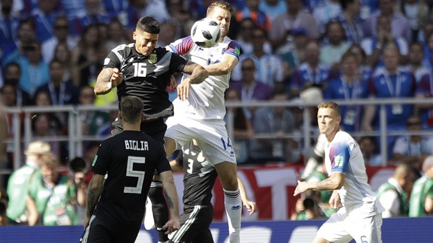 Momentka ze zápasu mezi Argentinou a Islandem.