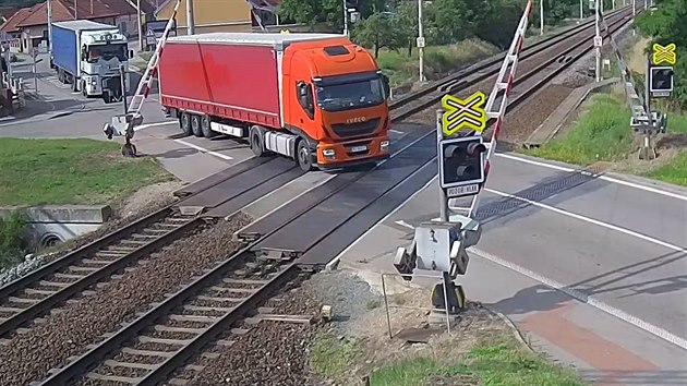 Kamion se zahranin registran znakou vjel v Moravskm Psku na eleznin pejezd  na ervenou. Nsledn ulomil devnou zvoru. (11.6.2018)