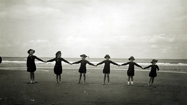 Karel Chotek: Na pláži v Nizozemí, kolem roku 1900, SZ Velké Březno