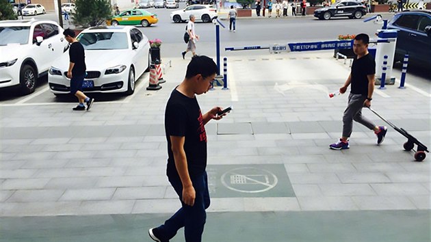 Speciální pruh před obchodním centrem v čínském Si Anu určený pro chodce zaujaté mobilními telefony