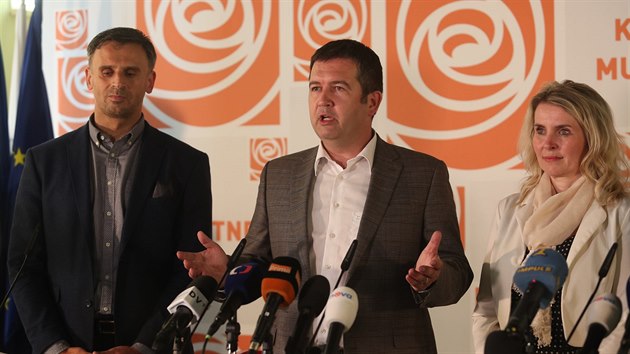 Sociln demokracie kvla na vstup do vldy s ANO, kterou budou tolerovat komunist. Pro vstup do meninov vldy Andreje Babie bylo 58,53 procenta astnk vnitrostranickho referenda SSD. Zastnilo se ho 64,75 procenta len SSD (15. ervna 2018).