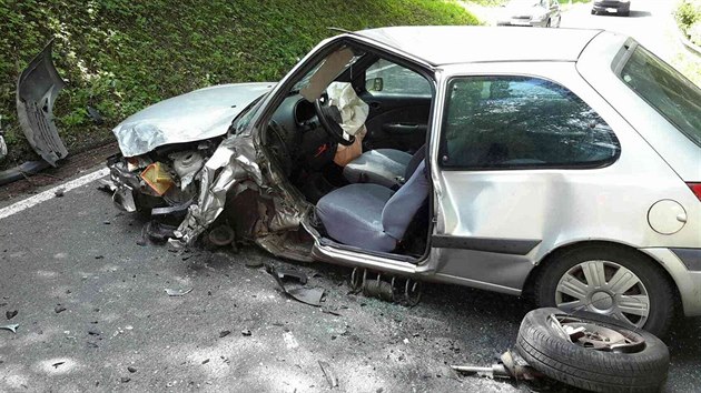 Na silnici mezi Černou Horou a Žernovníkem na Blanensku se v sobotu před polednem srazila dvě osobní auta. Celkem se zranili tři lidé (16. června 2018).
