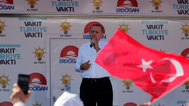 Stvajc hlava sttu Recep Tayyip Erdogan bhem pedvolebnm kampan (14. erven 2018)