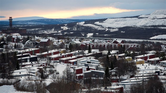 Pohled na elezn dl (vpravo) ve vdskm mst Kiruna.