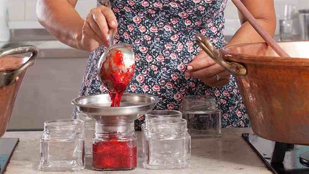 Pokud vás příprava domácích džemů baví, investujte do speciálního nerezového trychtýře. Ušetří vám spoustu práce, protože udrží okraje skleniček čisté a po naplnění je můžete rovnou zavíčkovat.