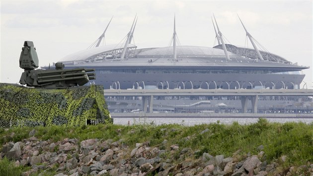 Protivzdušný raketový systém Pantsir a stadion v Petrohradu.