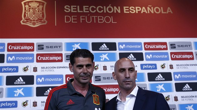 Fernando Hierro (vlevo), trenér Španělska pro MS 2018, a šéf svazu Luis Rubiales.