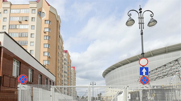 Bytový dům v Jekatěrinburgu, z něhož je vidět i na hřiště fotbalového stadionu. Obyvatelé však na balkony vycházet nesmějí.
