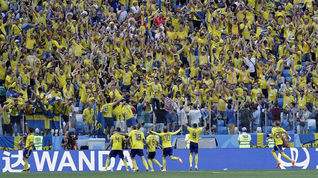Švédští fotbalisté oslavují s fanoušky gól v utkání proti Jižní Koreji.