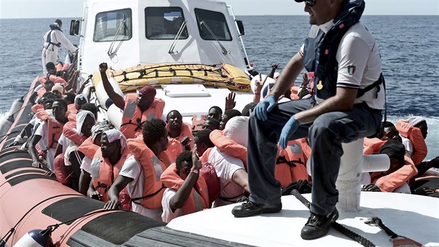 Část migrantů přeložili z přeplněné lodi Aquarius na italská plavidla.