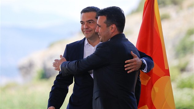 Premi��i Alexis Tspiras a Zoran Zaev se p�ed podeps�n�m dohody o nov�m jm�nu Makedonie objali.