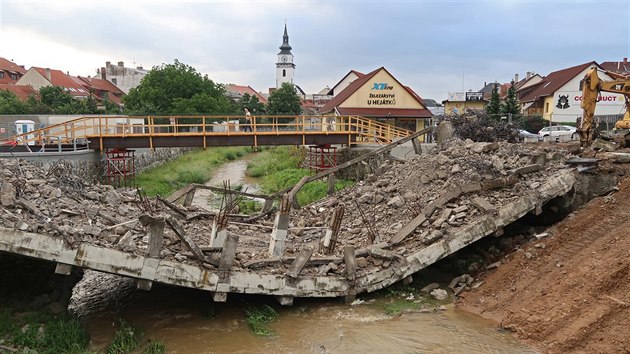 Při demolici se starý velkomeziříčský most most z roku 1924 nečekaně sesunul do říčky Balinky. (12. června 2018)