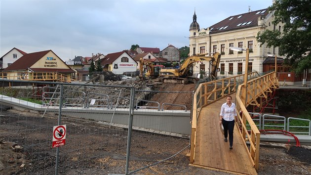 Při demolici se starý velkomeziříčský most most z roku 1924 nečekaně sesunul do říčky Balinky. (12. června 2018)
