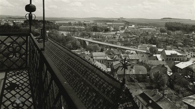 Takový pohled se naskytl na nový Brněnský most a přilehlé části města z ochozu kostela svatého Jakuba. Věž měří 63 metrů.