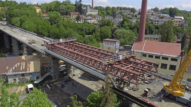 Letos nejezdí přes nový Brněnský most auta, ale pracují tam stavebníci. Při rekonstrukci nadzvedávají tři ze šesti polí s pomocí speciální konstrukce.