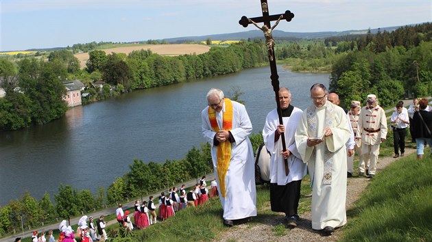 Monsignore Jan Peňáz na procesí ke Krojové pouti na Zelené Hoře ve Žďáře nad Sázavou z letošního května (v průvodu vpředu vlevo).