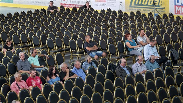 Dostavba elektrárny Dukovany se projednávala na zimním stadionu v Třebíči. Pořadatelé očekávali velký zájem diskutujících. Jenže ve velké hale bylo nakonec obsazených jen pár židlí.