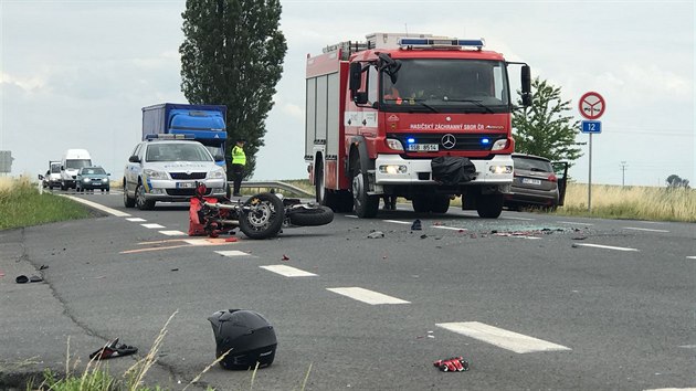 Motorkáře po srážce s osobním autem převezl vrtulník do pražské nemocnice (12.6.2018)