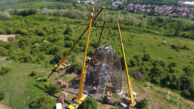 Rozhledna Doubravka v lesoparku ihadla je vysok 23,5 metru a nvtvnkm bude otevena celoron. Fotografie zachycuje stavbu rozhledny.