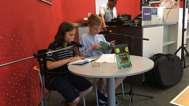 Žáci páté třídy ZŠ Petřiny-sever čtou z jejich knižního debutu Tajemství úplňků