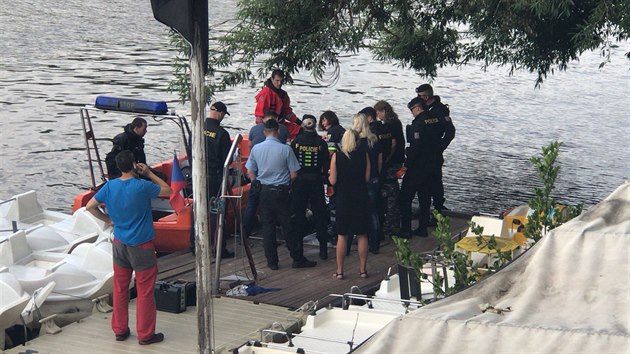 Policisté z Vltavy nedaleko Slovanského ostrova vytáhli mrtvého muže. Mohlo by se jednat o pohřešovaného keškaře (15.6.2018)