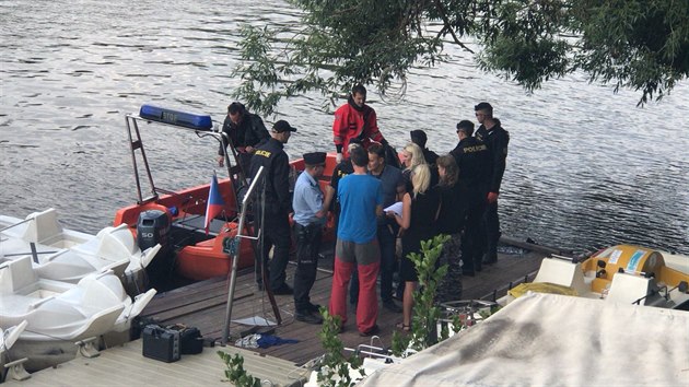 Policisté z Vltavy nedaleko Slovanského ostrova vytáhli mrtvého muže. Mohlo by se jednat o pohřešovaného keškaře (15.6.2018)