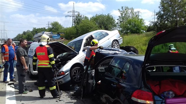 Nehoda pěti osobních aut zkomplikovala dopravu na Pražském okruhu (15.6.2018)