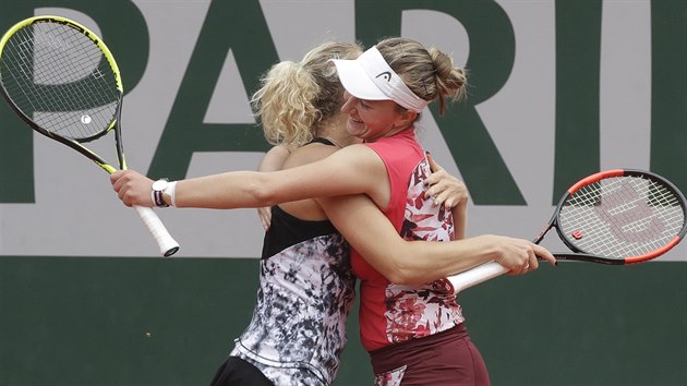 Barbora Krejkov a Kateina Siniakov slav vtzstv ve finle tyhry na Roland Garros.