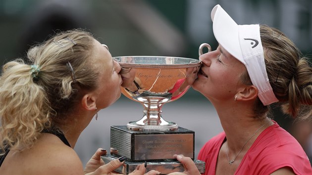 POLIBKY NA TROFEJ. Barbora Krej��kov� (vpravo) a Kate�ina Siniakov� s poh�rem pro v�t�zky �ty�hry �en na Roland Garros.