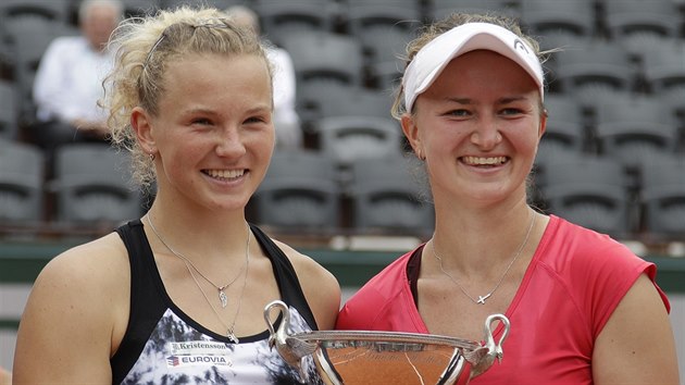 TA TROFEJ JE NAE. Barbora Krejkov (vpravo) a Kateina Siniakov s pohrem pro vtzky tyhry en na Roland Garros.