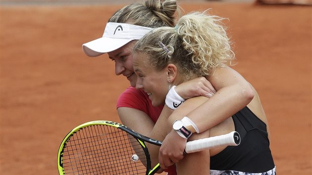 VÍTĚZNÉ PARŤAČKY. Barbora Krejčíková (vzadu) a Kateřina Siniaková po triumfu ve čtyřhře na Roland Garros.
