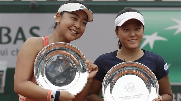 Poražené finalistky ve čtyřhře žen na Roland Garros: Eri Hozumiová a Makoto Ninomijaová z Japonska.