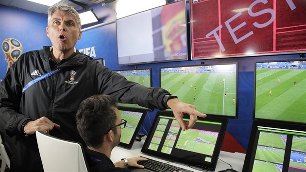 Šéf projektu VAR (Video Assistant Referee) na fotbalovém mistrovství světa v Rusku Roberto Rosetti (vlevo) popisuje činnost videorozhodčích.