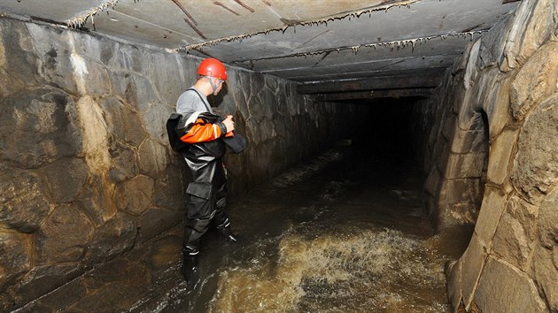 Potpi praskch hasi prohledvali podzemn stoku Motolskho potoka pi ptrn po ztracenm hledai keek. (10. ervna 2018)