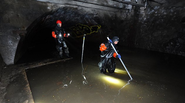 Potpi praskch hasi prohledvali podzemn stoku Motolskho potoka pi ptrn po ztracenm hledai keek. (10. ervna 2018)