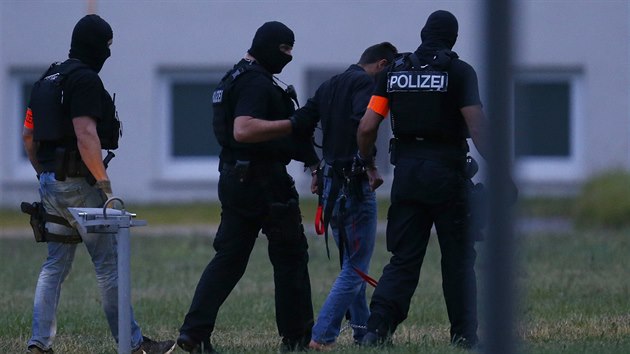 Němečtí policisté eskortují podezřelého Aliho Bašára po jeho příletu do Wiesbadenu. (9. června 2018)