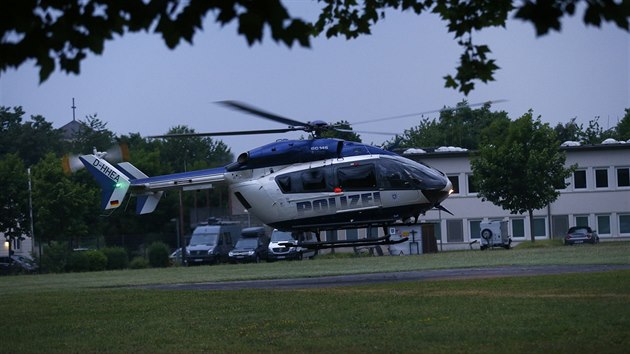 Policejní vrtulník s podezřelým Alim Bašárem přistává ve Wiesbadenu. (9. června 2018)