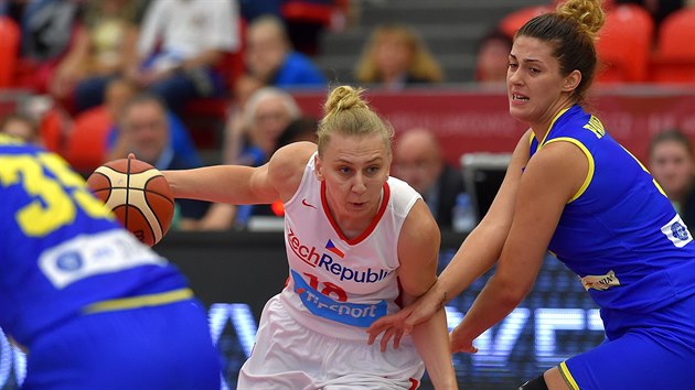 esk basketbalistka Klra Vojtkov prochz rumunskou obranou.