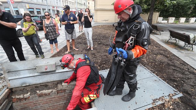 Hasi ptrali po utonulm hledai geocachingu v podzemn sti Motolskho potoka pod Smchovem. (11.6.2018)